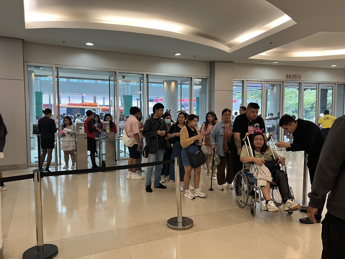 dunkinph's tweet image. Gates are officially OPEN! ✨ Let the daydream begin at Dunkin’ 𝐃𝐀𝐘𝐃𝐑𝐄𝐀𝐌𝐈𝐍’ Fan Meet! 🩷 #𝐃unkinPH_𝐃aydreamin #ByeonWooseok_DunkinPH