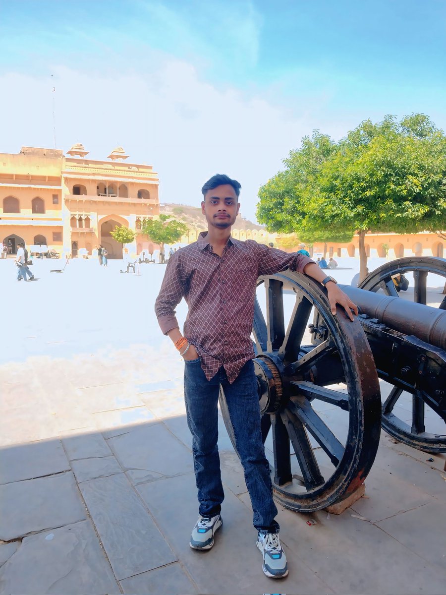 दुश्मनों से प्यार होता जाएगा
दोस्तों को आज़माते जाइए🙏....
.
.
#Anirudh #faujdar #viral #Trending