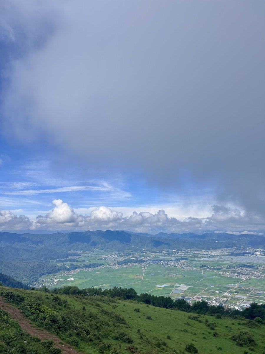 腾冲的周末，爬山🧗，划船🚣，看云卷云舒！拥抱大自然，给自己充电，给身体放空！

25度的气温，不要太舒服！大美云南，大美腾冲！🥳