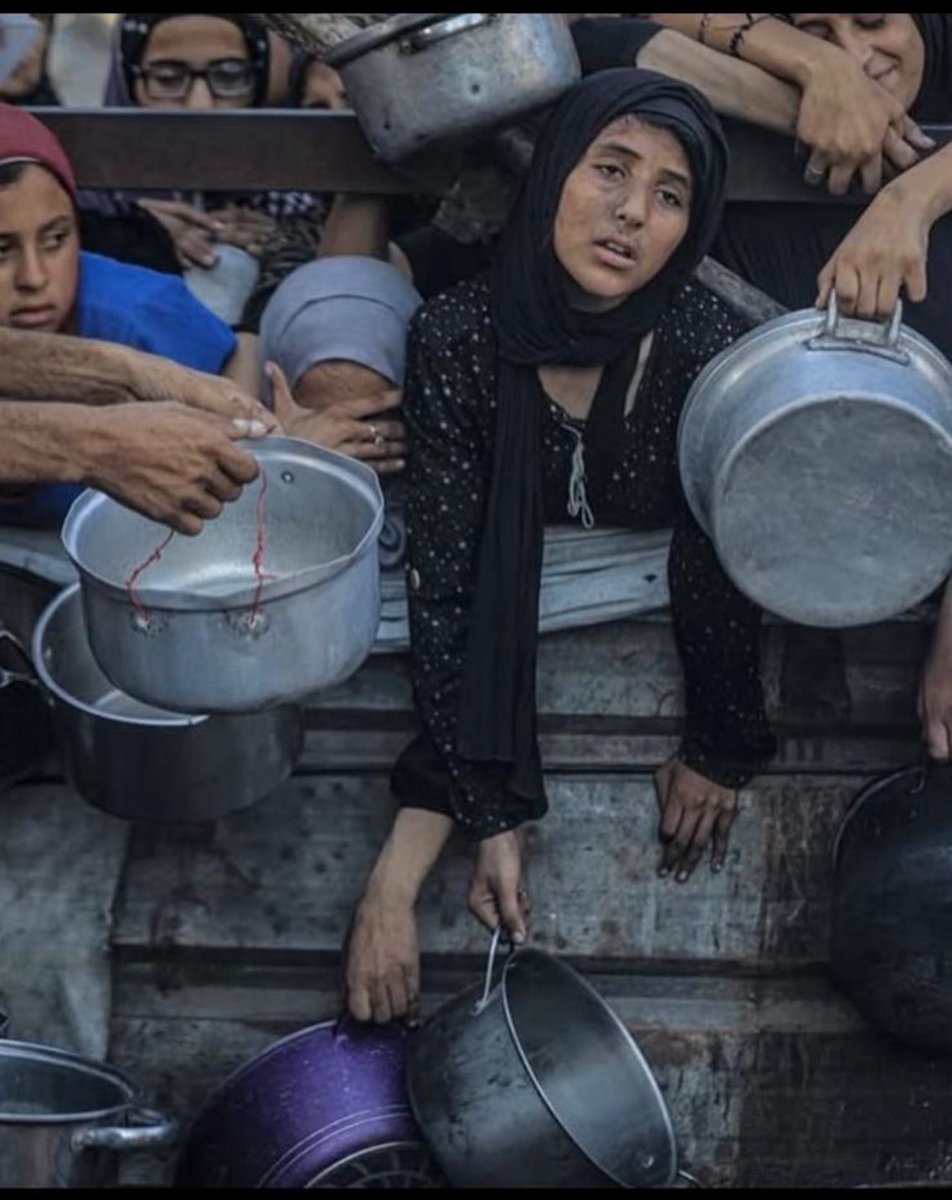 اسأل الله العظيم رب العرش الكريم 
ان ينصر اهل #غزة 
ويطعمهم ويسقيهم ويحقن دمائهم
#غزه_تموت_جوعاً