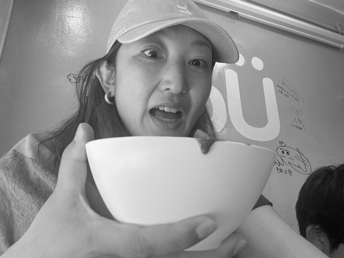 akanetabata's tweet image. 今日も今日とて手話カフェtetote。
アサイーボウル旨いぜレポートを
しようとしたら、服にこぼれた瞬間↓
Üdキャンプの買い出しばっちりです!