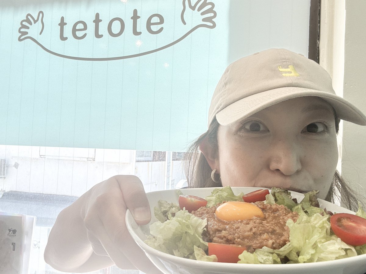 akanetabata's tweet image. 今日も今日とて手話カフェtetote。
アサイーボウル旨いぜレポートを
しようとしたら、服にこぼれた瞬間↓
Üdキャンプの買い出しばっちりです!