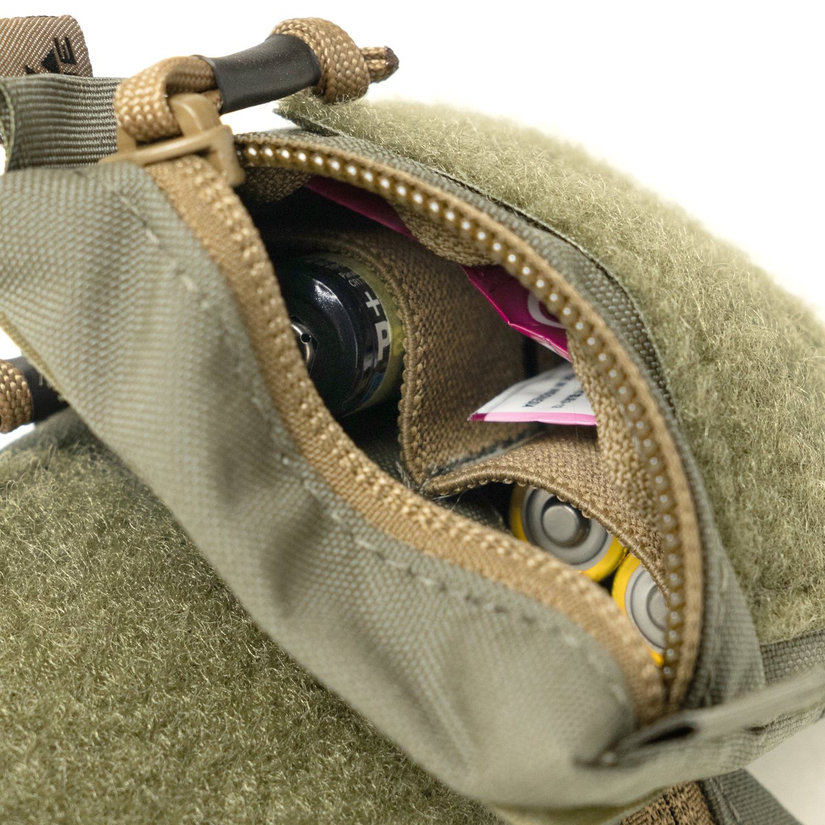 3MADEISSUE's tweet image. 電池などの小物仕分けから、メットのカウンターウェイトにもちょうどいい「Sugar Glider ZIP Pouch mini」に新色カラーがどさっと増えました🎨
VOLKさんでも販売中の同モデルですが、現状3MIでしか買えないカラーもありますのでチェックチェック!
3made.cart.fc2.com/ca0/230/p-r-s/
#3MI #3MADEISSUE