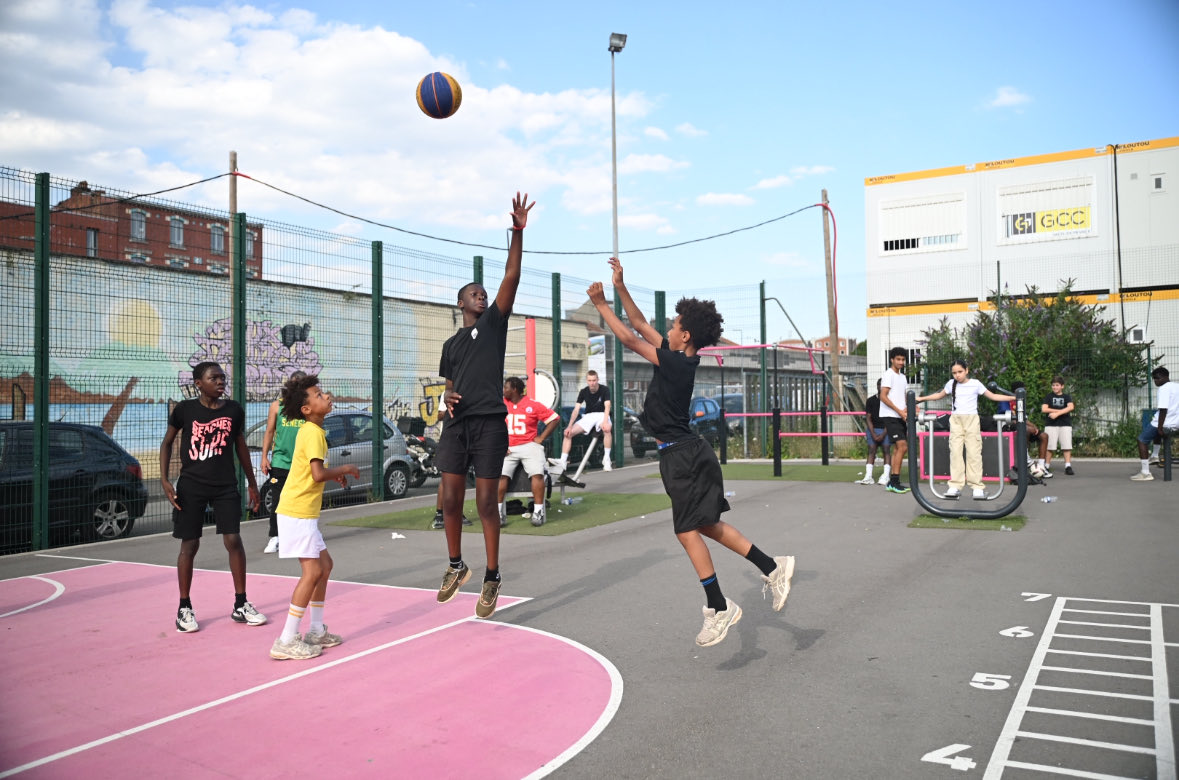 stephane LEPETIT (@lepetitsteph) on Twitter photo Lors de nos quartiers d’Eté ds les Centres Sociaux de <a href="/lillefrance/">Ville de Lille</a> , le Sport est toujours mis à l’honneur. Vecteur de lien et de dépassement de soi, le Sport est primordial. Notre Ville investit ds les équipements sportifs pour les habitants ! <a href="/ValentinMart1/">Valentin Martin</a> Lors de nos quartiers d’Eté ds les Centres Sociaux de <a href="/lillefrance/">Ville de Lille</a> , le Sport est toujours mis à l’honneur. Vecteur de lien et de dépassement de soi, le Sport est primordial. Notre Ville investit ds les équipements sportifs pour les habitants ! <a href="/ValentinMart1/">Valentin Martin</a>