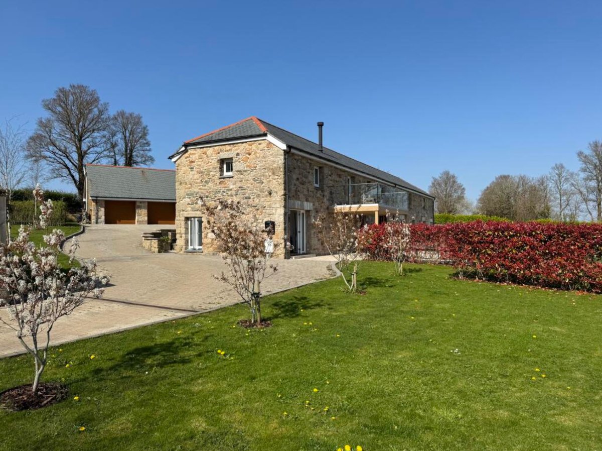 A stunning Cornish long barn conversion offering 4,250+ sq.ft. incl. a 98ft open-plan living space, 4/5 beds &amp; triple garage w/ games room. 🏡 CPG secured planning ~10 years ago &amp; oversaw conditions + building regs. Now for sale with @lillicrapchilcott. #CPGProjects