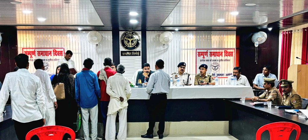 cdoamethi's tweet image. आज दिनांक 19 जुलाई 2025 को तहसील तिलोई में आयोजित "संपूर्ण समाधान दिवस" के दौरान जन सामान्य से प्राप्त शिकायतों अथवा प्रार्थना पत्रों को अवलोकन कर मौके पर ही संबंधित अधिकारियों को समयबध्द व गुणवत्तापूर्ण तरीके से निस्तारण करने के लिए निर्देश दिए गए।