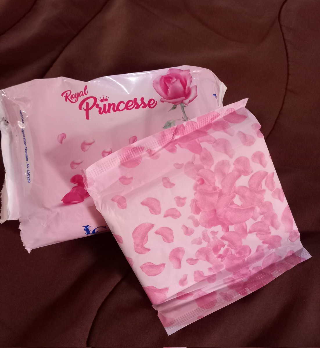 zoeyngracee's tweet image. I got this product because I found it really cute and the length of the pad indicated actually drew me in.
Safe to say I'll be getting it next time I see it because it's actually quite long for a regular pad and lightweight too馃挄