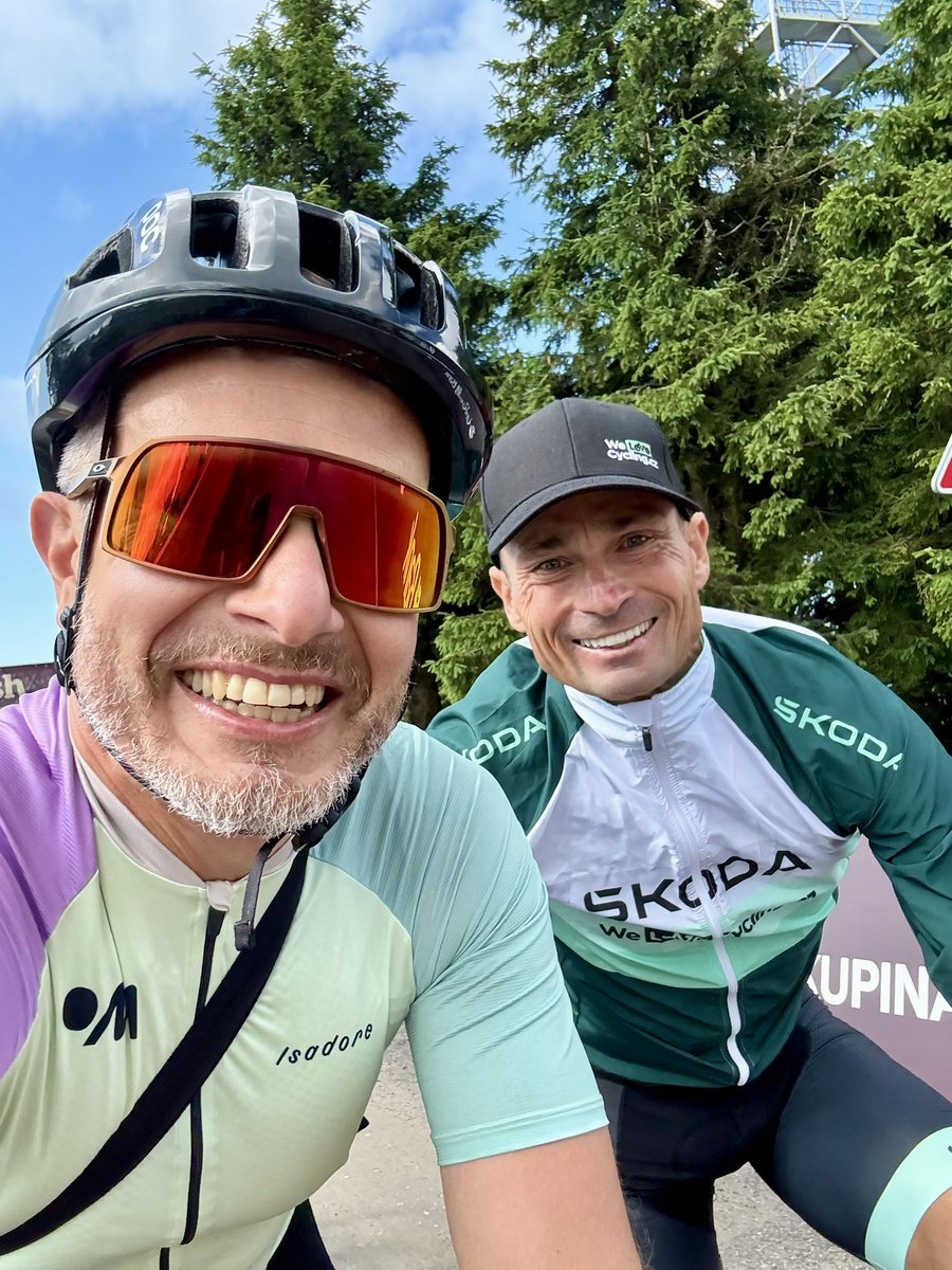 RNeruda's tweet image. Road Classisc mám rád, protože tu potkám spoustu kamarádu, skvělých lidí a sportovců. Tady jsem trochu zdržel majitele šesti paraolympijských zlat a šesti titulů mistra světa (ten vpravo 😅) Jirku Ježka.