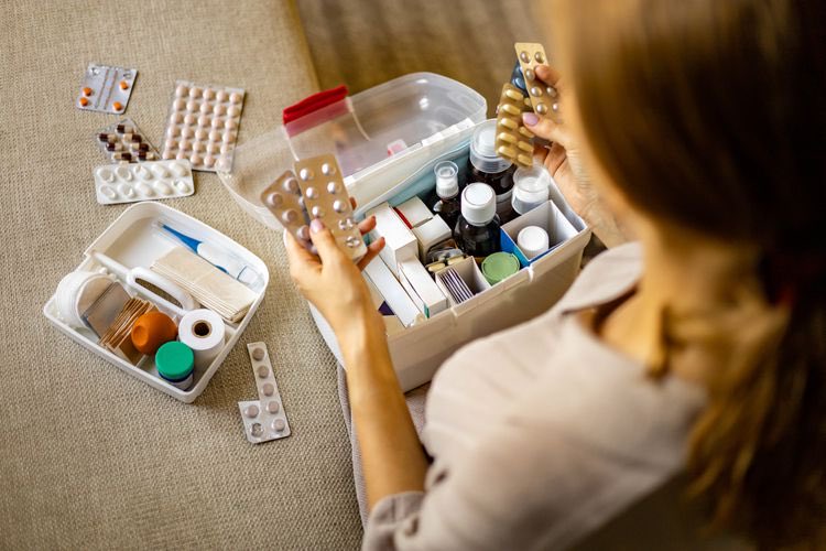 afrkml's tweet photo. #CATET
Obat2an ini sebaiknya HARUS ada di setiap rumah/kosanmu! 🫵🏻
1. Obat2 pribadi yg diresepkan dokter buatmu
2. Oralit
3. Parasetamol (atau penurun demam lainnya)
4. Analgesik non-opioid (mis., ibuprofen/asmef)
5. NaCl 0,9% steril utk rawat/bersihin luka
6. Antasida
7. Inhaler (klo ada asma/PPOK)
8. Obat isap antiseptik mulut (mis., Degirol)
9. Suplemen herbal seperti Tolak Angin (opsional)

Mana aja yg udah kamu punya & biasa ngestok?