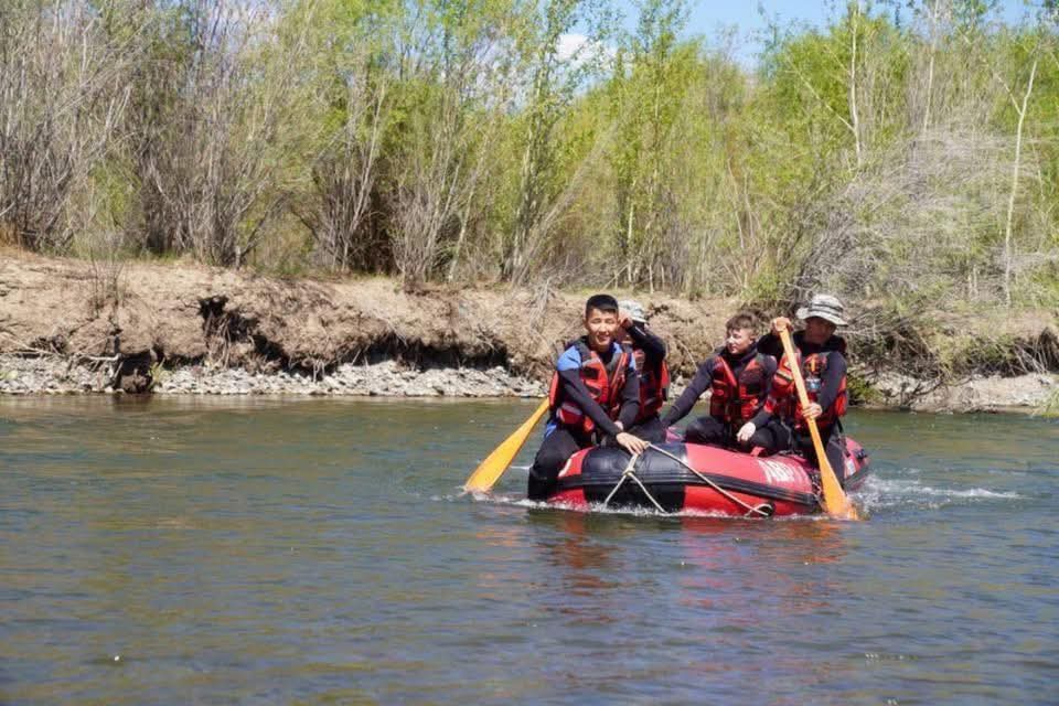 Шадар сайд, УОК-ын дарга С.Амарсайхан Баянзүрх дүүргийн нутаг дэвсгэрт завьт эргүүлээр ажиллаж байгаа алба хаагчидтай уулзлаа. 

Усны ослоос урьдчилан сэргийлэх ажлын хүрээнд 19 аймгийн 24 гол, 7 нуурын дагуу завьт эргүүл, морин эргүүл, хөдөлгөөнт эргүүл ажиллаж байна.