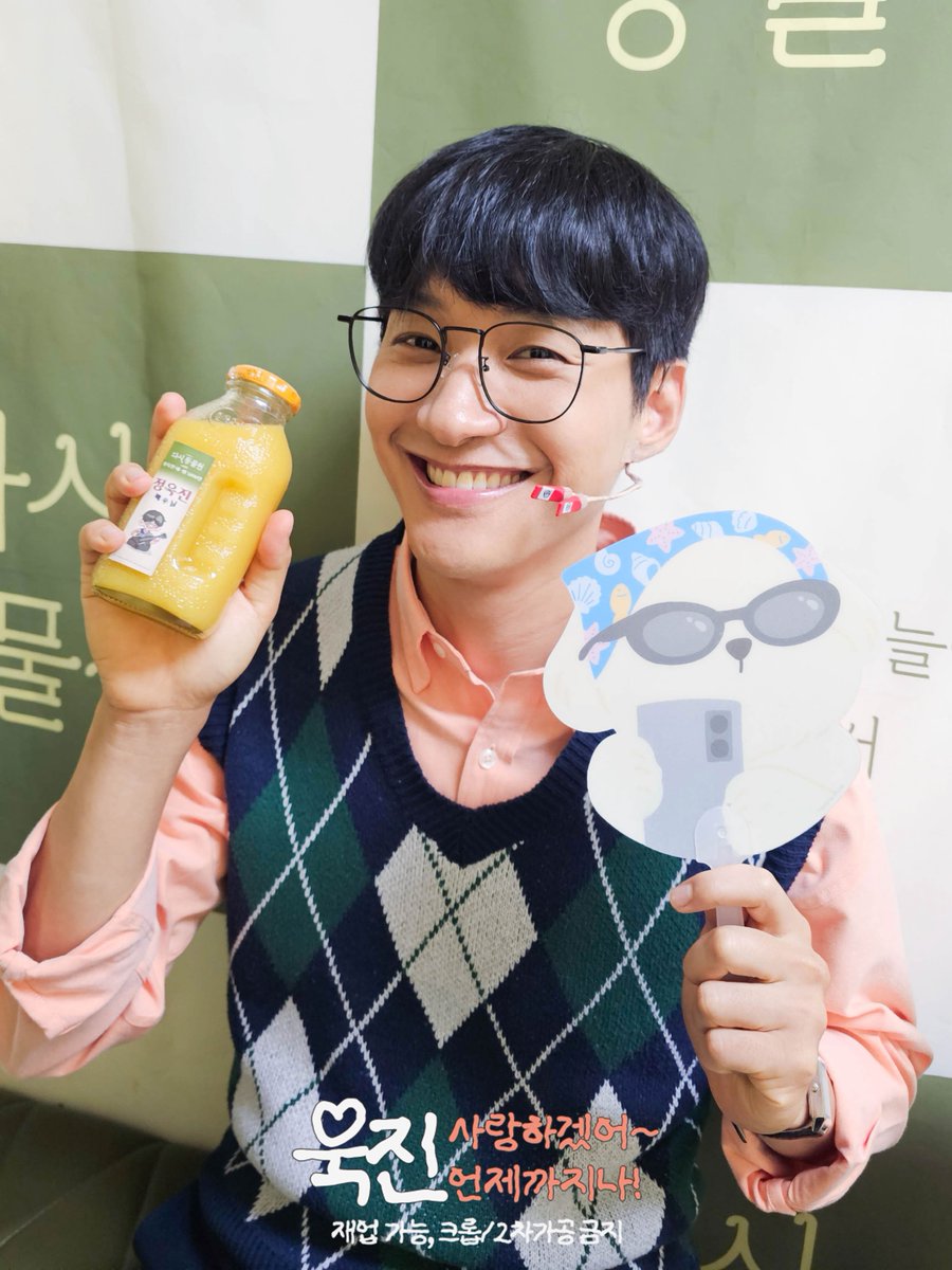 iluvganazi's tweet photo. 도시락과 물품들 인계하면서 개인 부채를 실수로 넣었는데 
이런 인증사진을 받았습니다(..) 
황당한데 귀여우니까 같이 보도록 해요..^^ㅋㅋㅋ

돌려받으면서 컴매님께
'부채가 강아지라 배우님이 이것도 선물인 줄 아셨어요..ㅎㅎ'
라는 머쓱한 대답을 들었다는 사실도 살포시 공유를··· https://t.co/vE6sCV6lCs