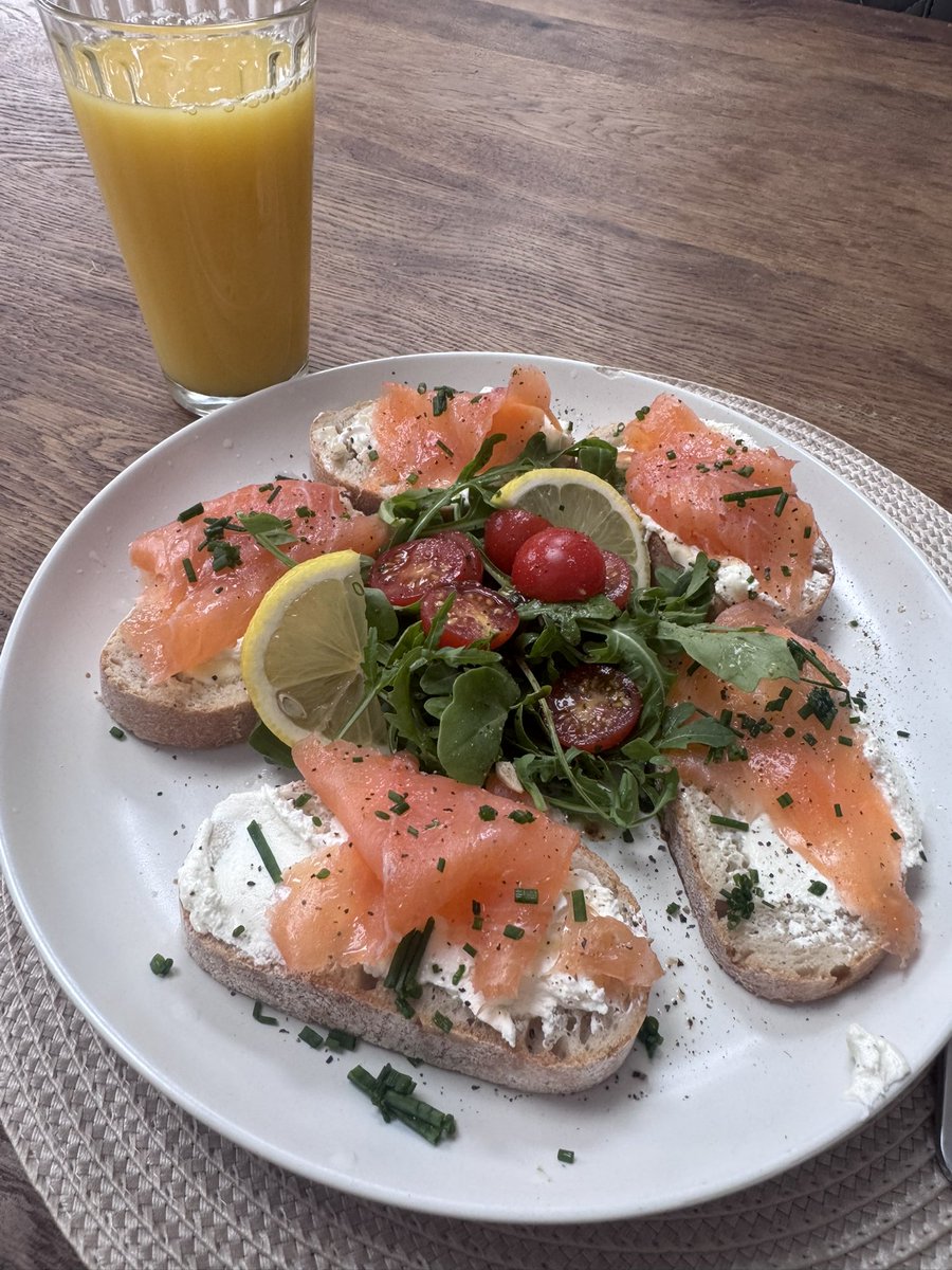 iamtomskinner's tweet image. Just made myself a nice bit of Saturday morning breaky. Lovely jubbly. Can’t beat a bit of cream cheese and salmon. Bosh❤️