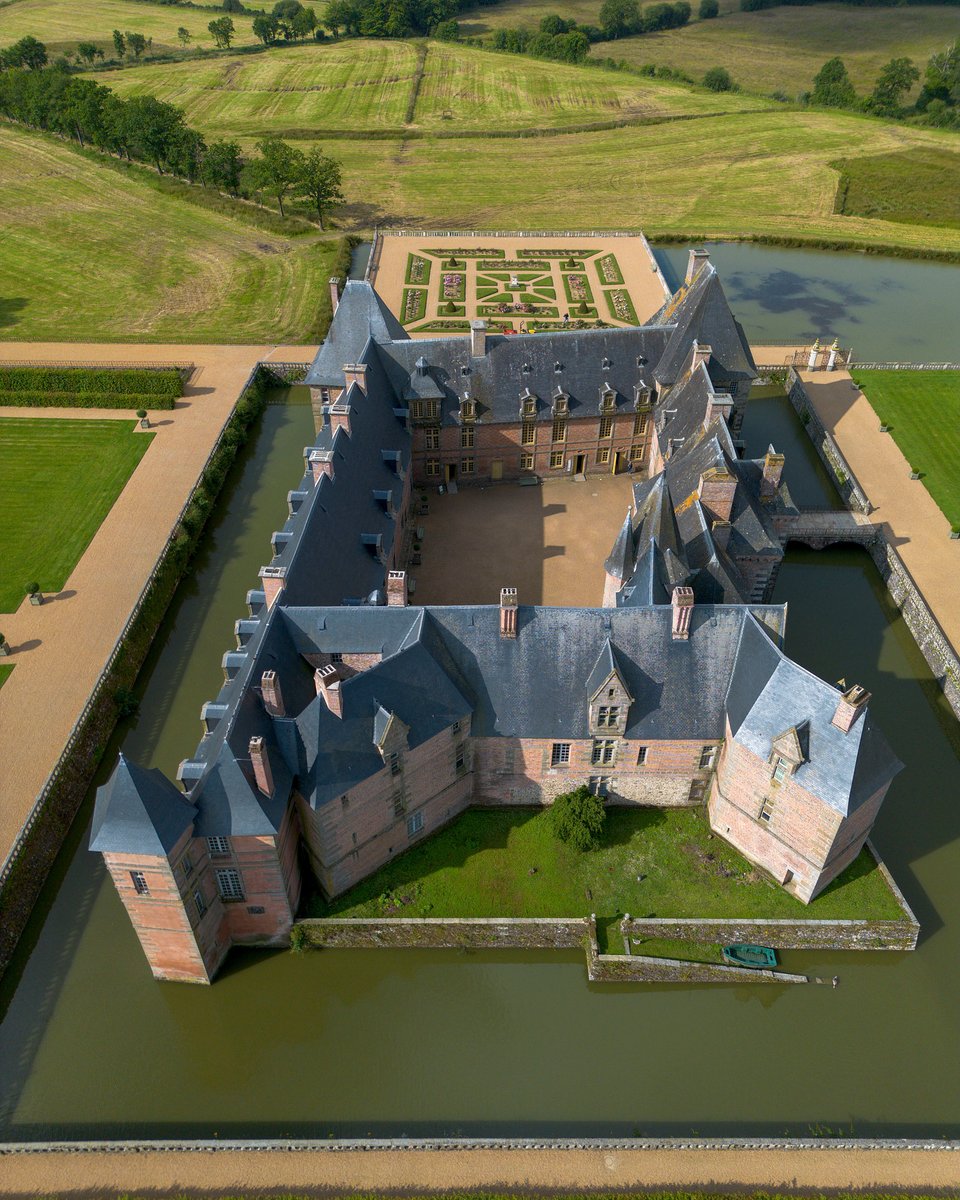#Histoire 📷 A l'occasion de la Journée internationale des châteaux, retour en images sur l’un des joyaux du patrimoine historique ornais : le château de Carrouges

💡 Un peu d’histoire :
➡ Le château de Carrouges est mentionné pour la première fois en 1136, alors qu’il est