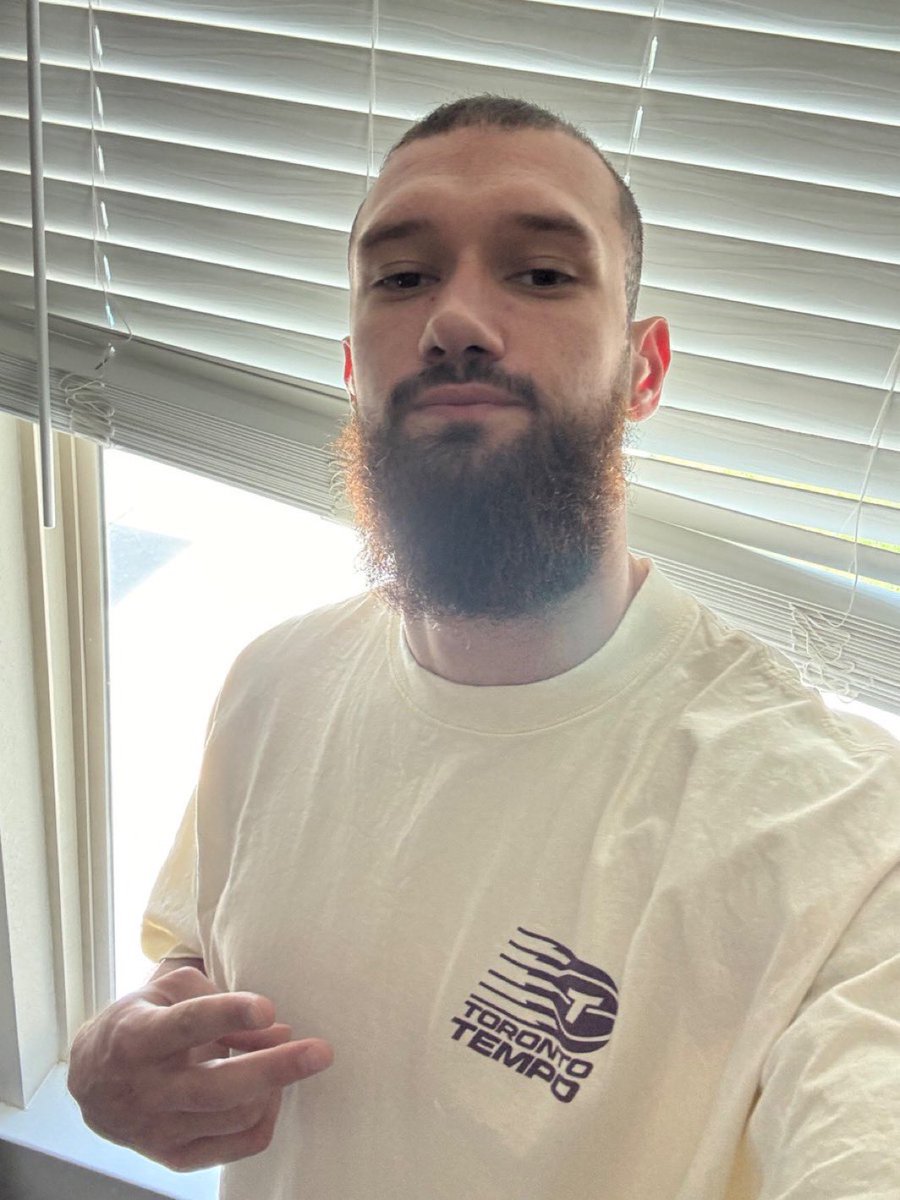 Sandro avec le merch du Tempo, il est déjà adopté 🥹