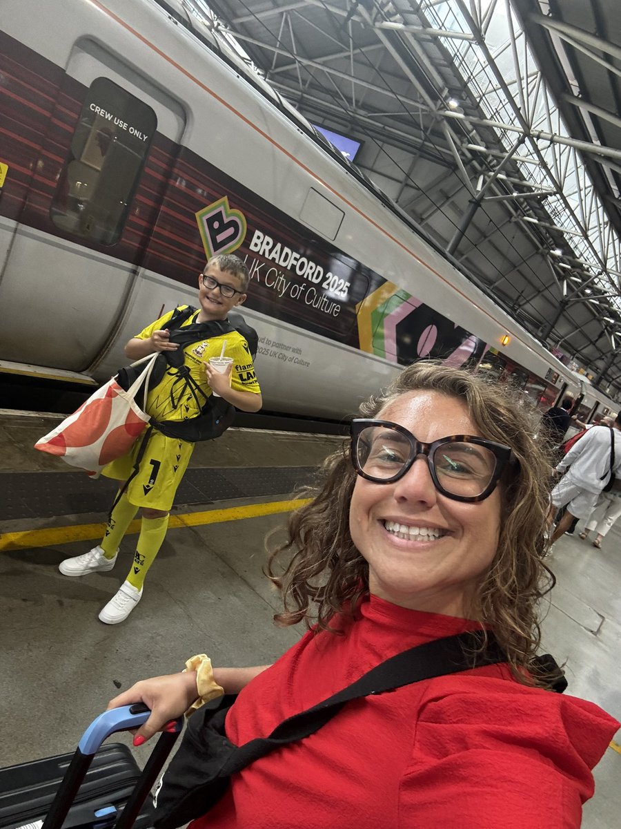 Kazza_belle's tweet image. Fun fact!
Sang a duet with @garrettsgossip on this train!
Yes it was happy birthday to a colleague... 😆😆😆
@LNER @DavidHorne @jsillsmusic @newsgirlTracyG
En route to the south ready to check out @railway200's Inspiration train! 😍