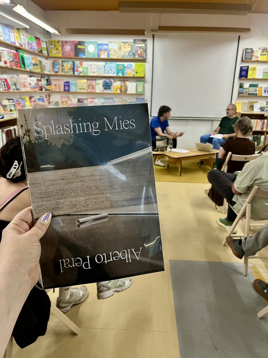 Duela hiru aste Alberto Peral eta Patxi Eguíluz (Caniche argitaletxeko editorea) ANTIn izan ziren Albertoren liburua aurkezten.

Hace tres semanas estuvieron en ANTI Alberto Peral y Patxi Eguíluz (editor de Caniche) presentando el libro de Alberto.

SPLASHING MIES