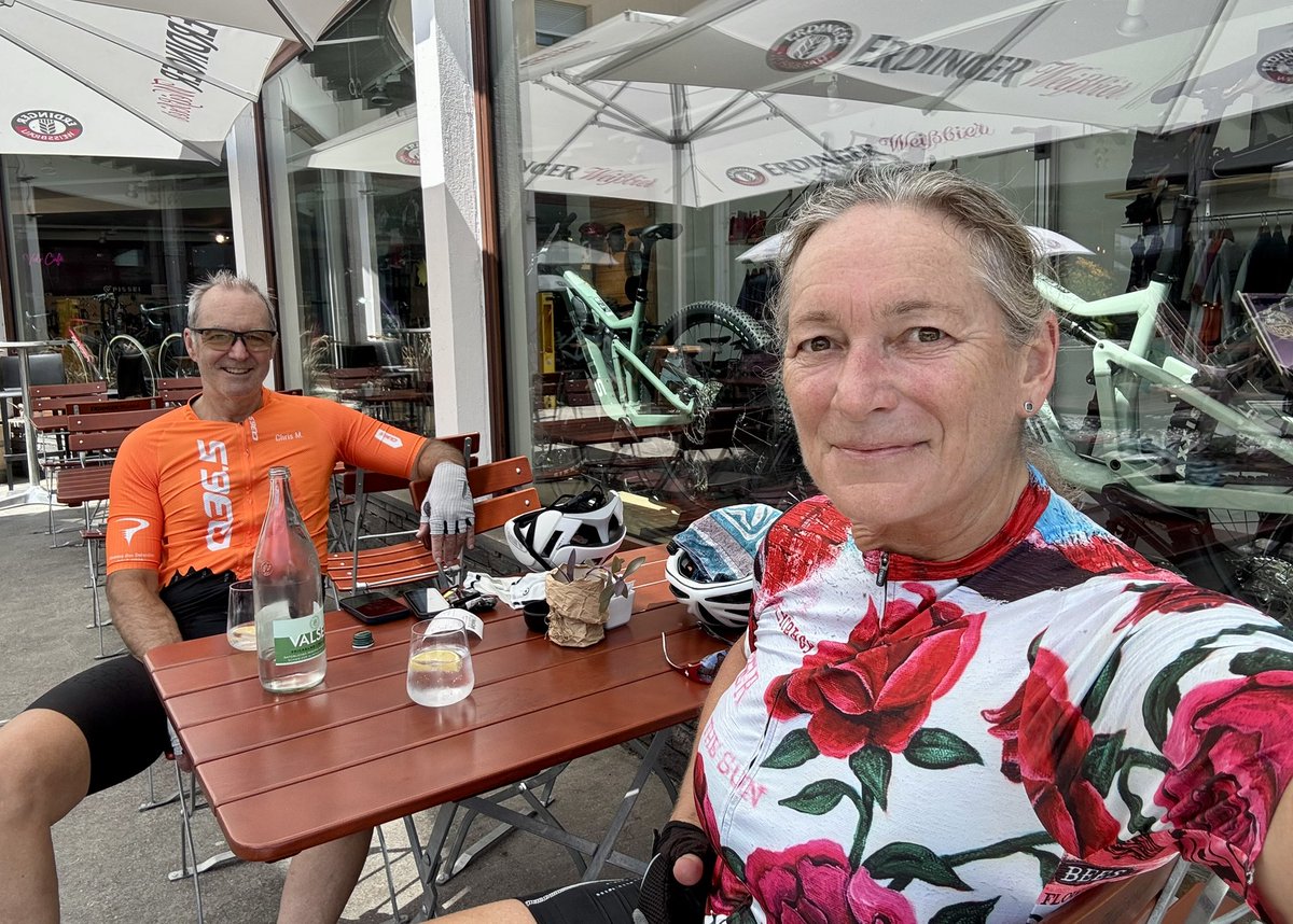 LouiseMangos's tweet image. A necessary refreshment stop on our #SaturdayCycle in my snazzy new bike shirt 🌹 The next pause will involve #beer and #cake.
#BikeSky 🚴🏻‍♂️💙 #Heatwave 🔥#NotAtHarrogate 😭