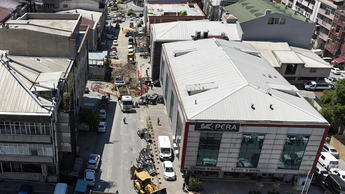 İSKİ çalışıyor, Güngören İlçemizin kangren olmuş altyapı sorunları çözülüyor! Sanayi Mahallesinde çöküntüler yaşanan, ekonomik ömrünü tamamlamış, fenni olmayan eski atık su hattını yeniliyor, atık su ve yağmur suyu ayrımı yaparak su baskınlarını engellemek için çalışma