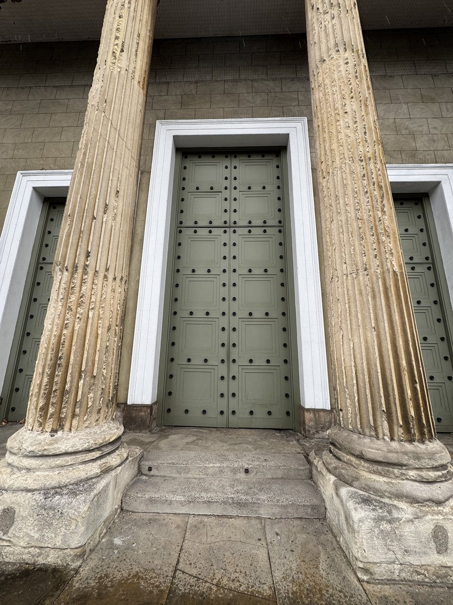context_outside's tweet image. St Mary’s, Castle Street, built on the site of the old County Gaol, where it is said that John Bunyan, author of 'Pilgrim's Progress', was once imprisoned.
A building I’ve never been inside. Have to rectify that. BCP services too. 1798 origin but portico added in 1840.