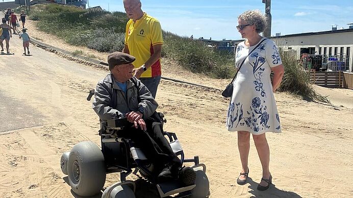 Elektrische strandrolstoel bij Bloemendaal aan Zee strandweer.nu/noord-holland/…