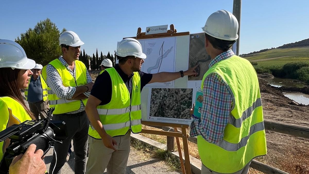 📰@AgriculturAND destina 208.000 € a la mejora del cauce del arroyo Salado a la altura de #Espera

El DT <a href="/fran_morenog/">Fran Moreno</a> y la alcaldesa visitan la zona de los trabajos para adecuar la zona, prevenir y aportar seguridad

europapress.es/andalucia/cadi…