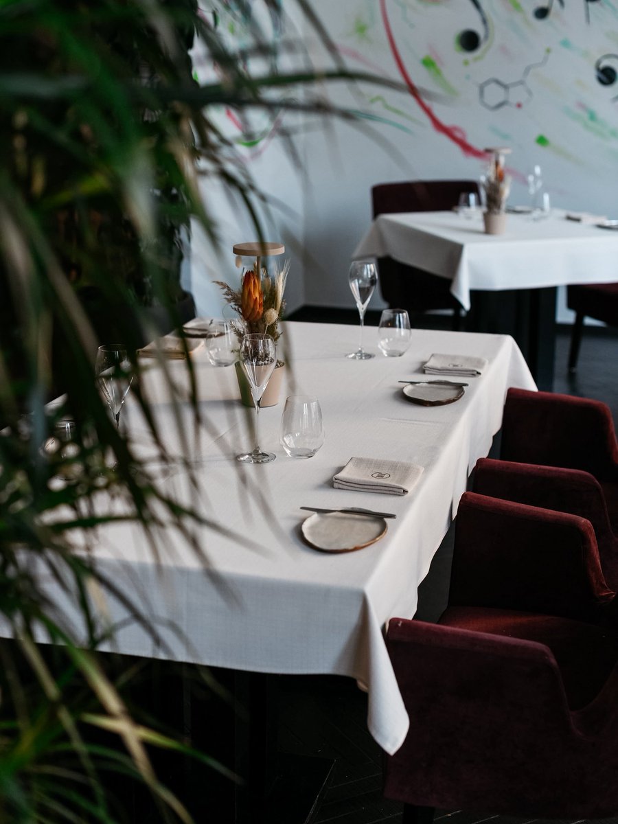 We are pleased to inform you that dinner reservations are now available at Nuta.
Kindly book your table through our reservation system at nuta.com.pl.