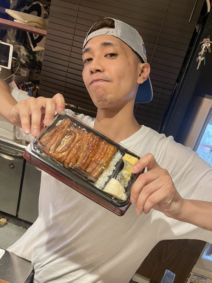 BinkyFrog's tweet image. 土用の丑の日‼️笑
本日も18時オープン🕺
ツアーファイナルも間もなくという事で、ビンキーのご近所『うな祐』さんのうな重弁当で元気チャージ💪🔥
すぐ近くのお店なので皆さんもぜひ食べてみてくださいね🤤✨
それではご来店お待ちしております🐰🐸
#binkyfrog
#BAR
#京王線
#千歳烏山