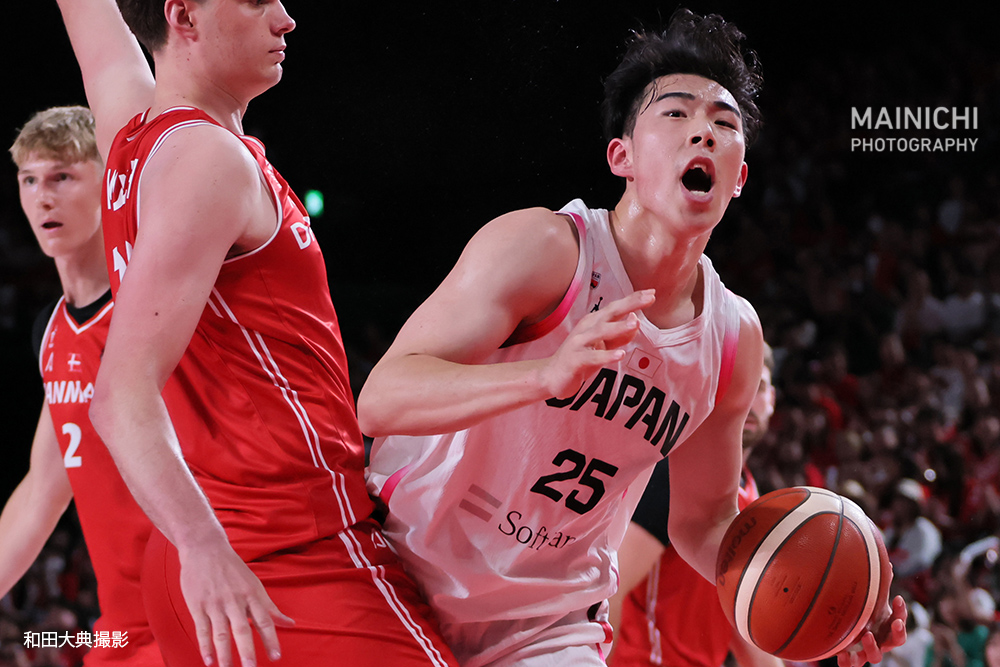 #バスケットボール 男子の国際強化試合が１９日行われ、世界ランキング２１位の日本は、同５９位のデンマークに６９―６４で辛勝しました。写真は第１クオーター、競りあう #川島悠翔 選手です。

写真特集　mainichi.jp/graphs/2025071…