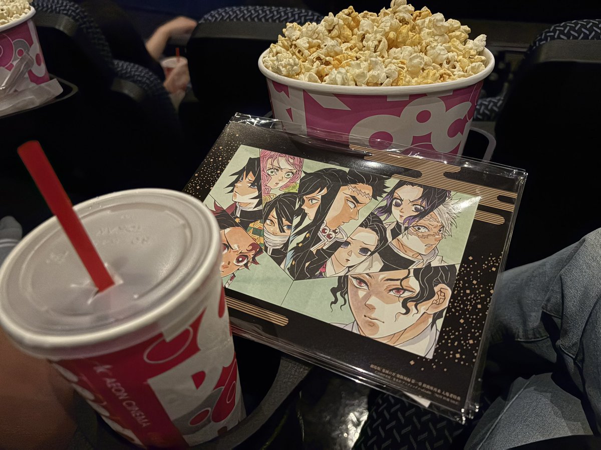 pochapocha0809's tweet photo. 見てきましたー♪
まー…長かった🤣

途中の尿意には打ち勝った‼️
隣のムスッメ、ウチが泣いてないか終始チェック✅されたり、ムスッコは中盤舟を漕ぐ様に眠り出すし…🤣🤣

でもやっぱよかった✨

#鬼滅の刃 https://t.co/NY1zAkkF6s