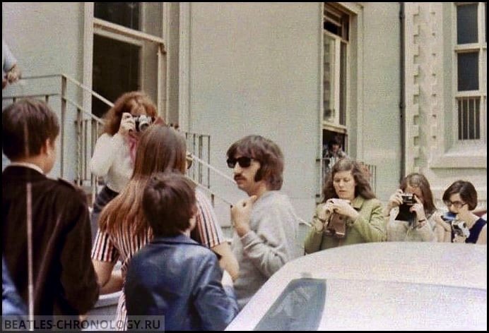 BooksBeatles's tweet image. Ringo Starr arrives at Abbey Road for work on ‘Oh Darling’ and ‘Come Together’, July 22nd 1969. I love the scramble for pictures and of course how monumentally cool Ringo looks.