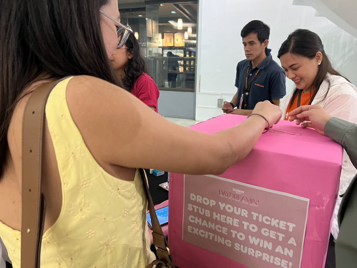 dunkinph's tweet image. All ticketholders have a chance to win an exclusive surprise — just drop by the Dunkin’ merch booth 💖 #𝐃unkinPH_𝐃aydreamin #ByeonWooseok_DunkinPH