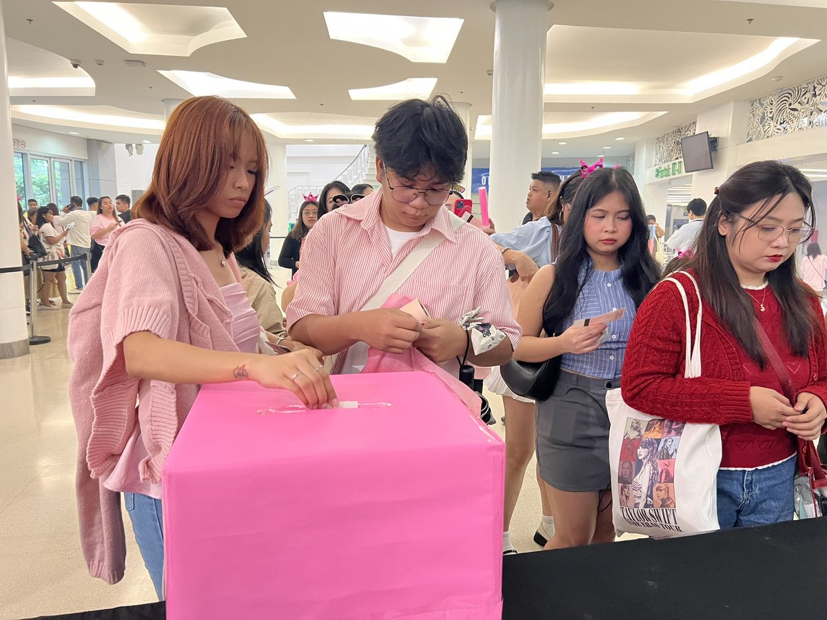 dunkinph's tweet image. All ticketholders have a chance to win an exclusive surprise — just drop by the Dunkin’ merch booth 💖 #𝐃unkinPH_𝐃aydreamin #ByeonWooseok_DunkinPH
