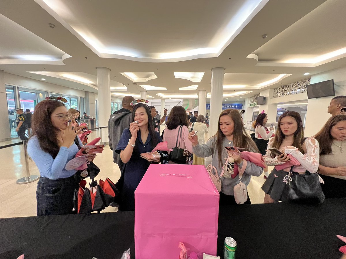 dunkinph's tweet image. All ticketholders have a chance to win an exclusive surprise — just drop by the Dunkin’ merch booth 💖 #𝐃unkinPH_𝐃aydreamin #ByeonWooseok_DunkinPH