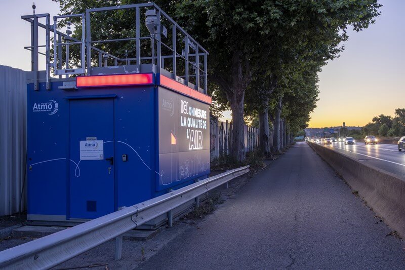 À Lyon, une station au bord du périph. devient un  totem de la qualité de l’air ! Proposé par ATMO Auvergne-Rhône-Alpes, chaque soir, son éclairage  affiche l’indice ATMO du lendemain, visible par des milliers d’automobilistes 👀tinyurl.com/ycax2xeb #QualitéDeLAir #Lyon #ATMO