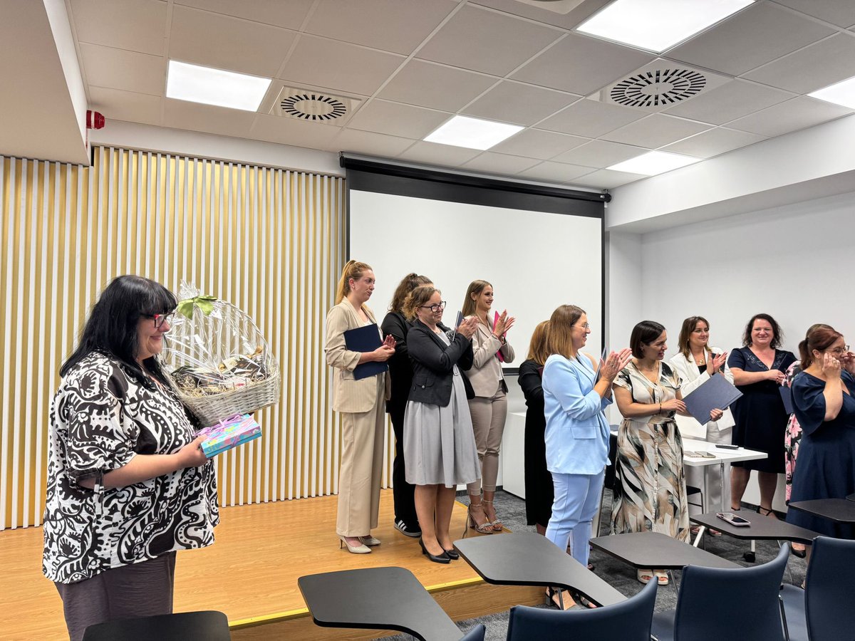 VarsoviaStudy's tweet image. 🎓 Pedagogika – kolejne obrony za nami w Uczelni Varsovia – Filia Wrocław! 💙
📚🗓️ 9 i 10 lipca we Wrocławiu odbyły się egzaminy dyplomowe studentów kierunku Pedagogika – i było to zakończenie studiów pełne zaangażowania, wiedzy i ogromnych emocji!
🧑🎓👩🎓
🔹 9 lipca –…