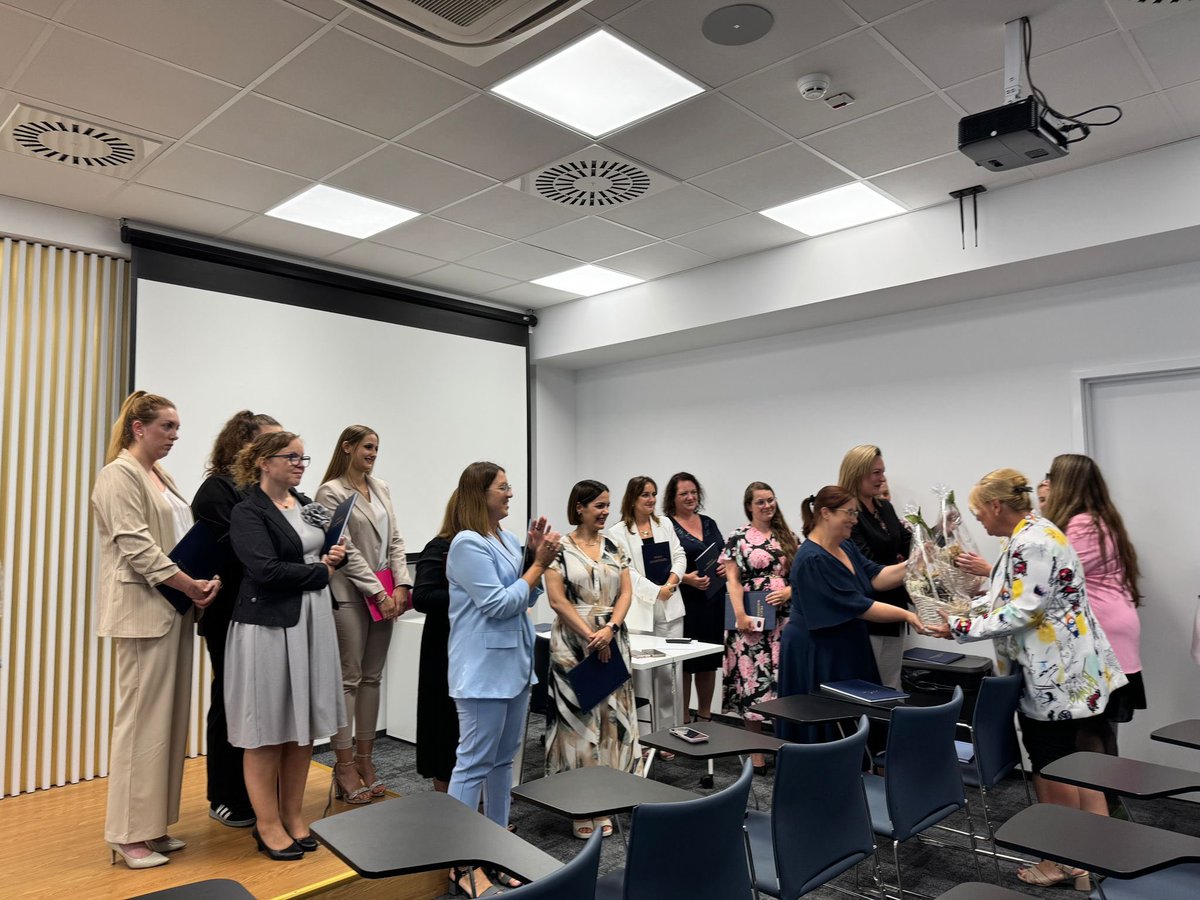 VarsoviaStudy's tweet image. 🎓 Pedagogika – kolejne obrony za nami w Uczelni Varsovia – Filia Wrocław! 💙
📚🗓️ 9 i 10 lipca we Wrocławiu odbyły się egzaminy dyplomowe studentów kierunku Pedagogika – i było to zakończenie studiów pełne zaangażowania, wiedzy i ogromnych emocji!
🧑🎓👩🎓
🔹 9 lipca –…