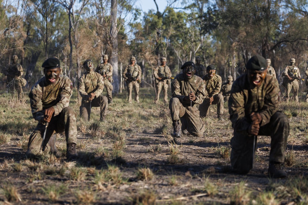 DefenceAust's tweet image. 📍 Shoalwater Bay Training Area, QLD
Soldiers from the @Gurkha_Brigade performed a Gurkha Kukri skills demonstration during Exercise @TalismanSabre 2025.
The Royal Gurkha Rifles are Infantry, manned by Nepali soldiers and officers, alongside British officers.
#YourADF…