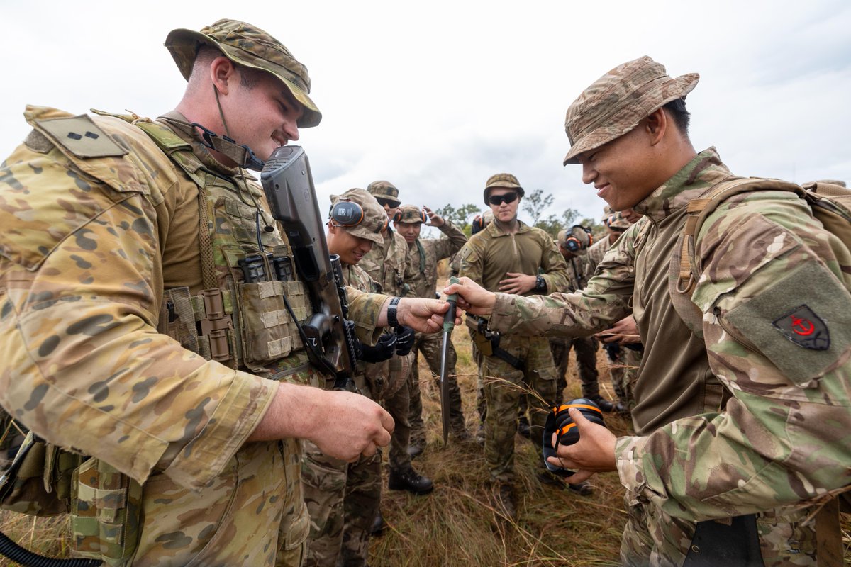 DefenceAust's tweet image. 📍 Shoalwater Bay Training Area, QLD
Soldiers from the @Gurkha_Brigade performed a Gurkha Kukri skills demonstration during Exercise @TalismanSabre 2025.
The Royal Gurkha Rifles are Infantry, manned by Nepali soldiers and officers, alongside British officers.
#YourADF…