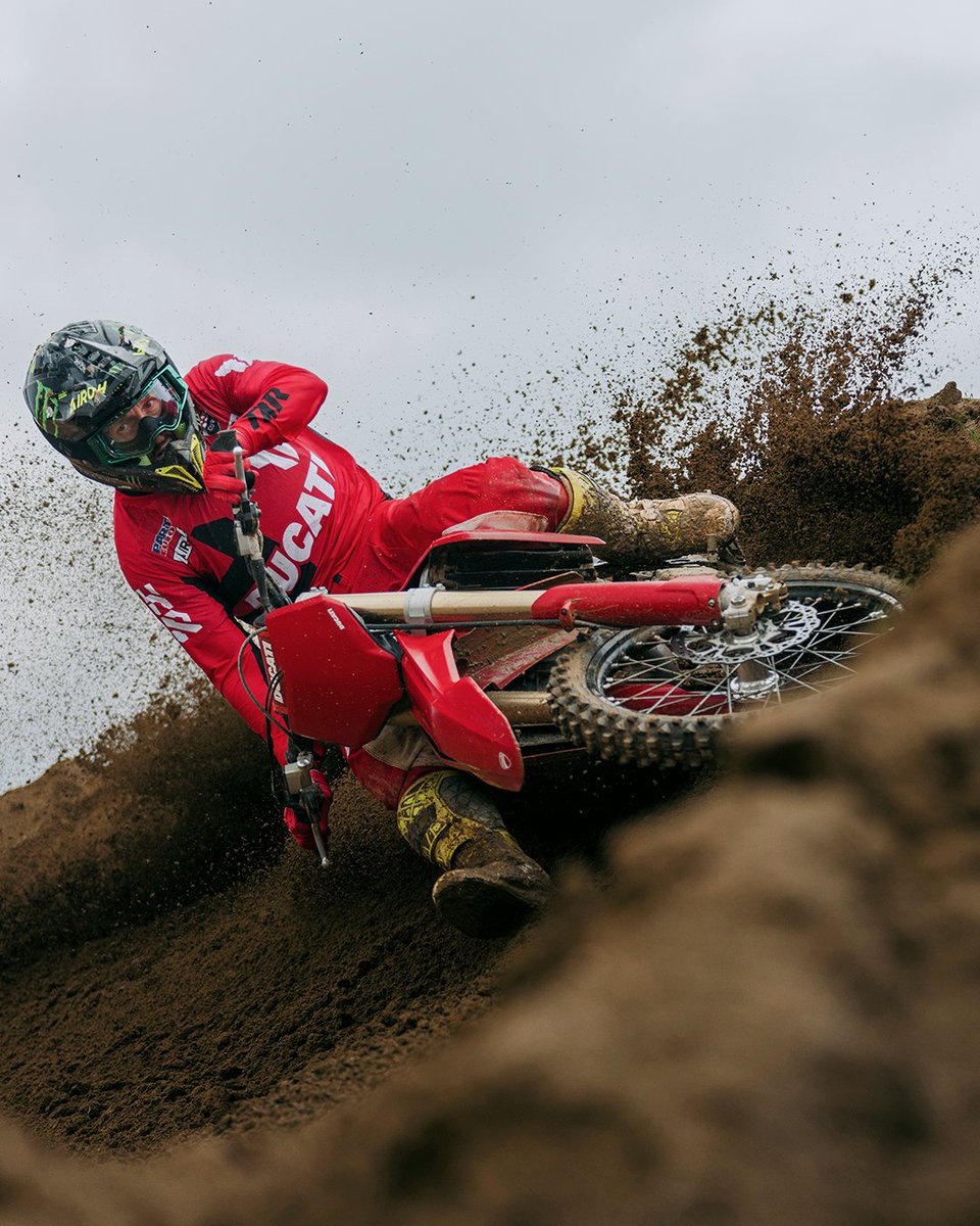 DucatiMotor's tweet image. This is more than a motocross bike: it’s the fusion of Ducati’s racing DNA and groundbreaking technology, ready to push the limits of speed and agility.
ducat.it/Desmo450-MX
#Desmo450MX