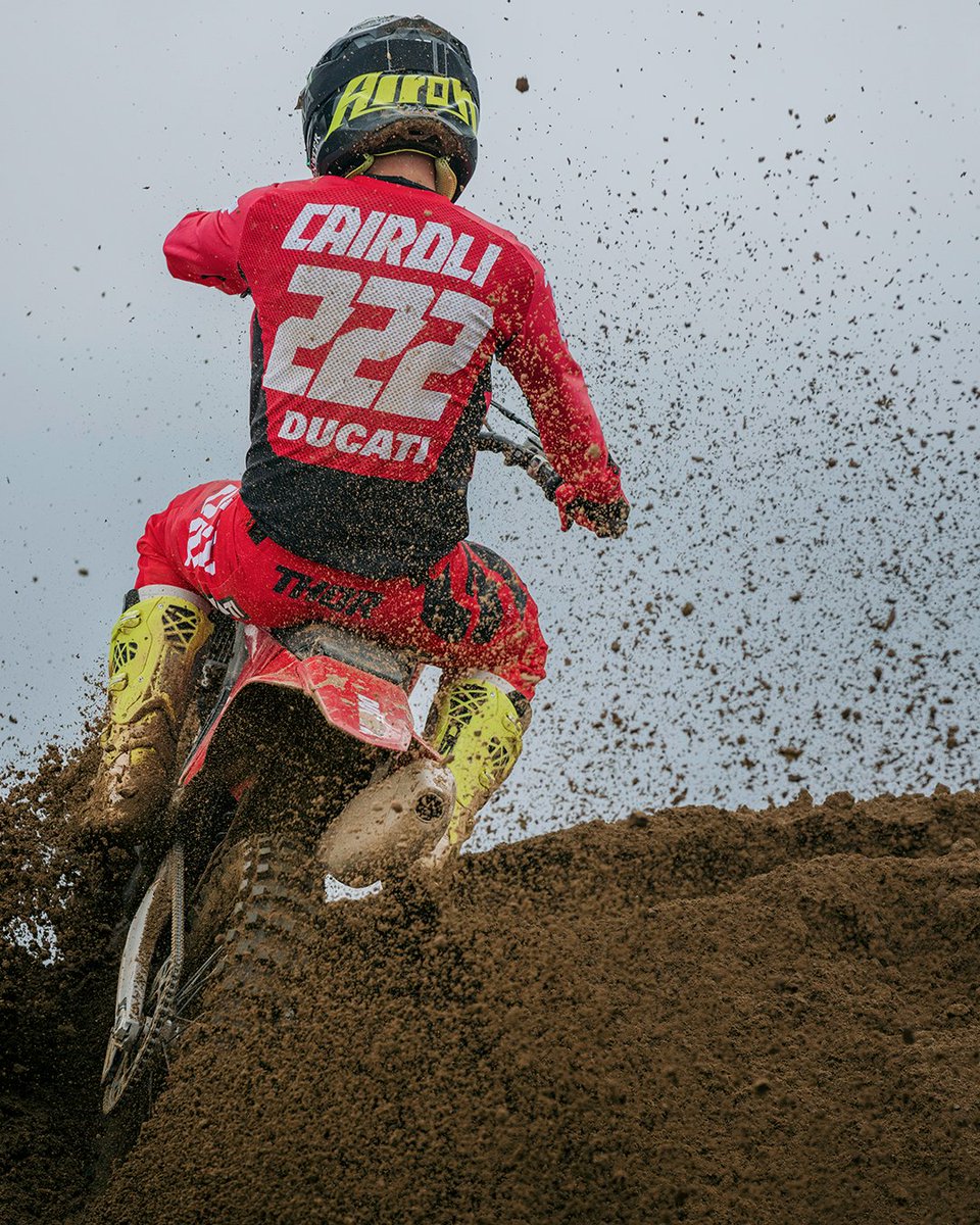 DucatiMotor's tweet image. This is more than a motocross bike: it’s the fusion of Ducati’s racing DNA and groundbreaking technology, ready to push the limits of speed and agility.
ducat.it/Desmo450-MX
#Desmo450MX