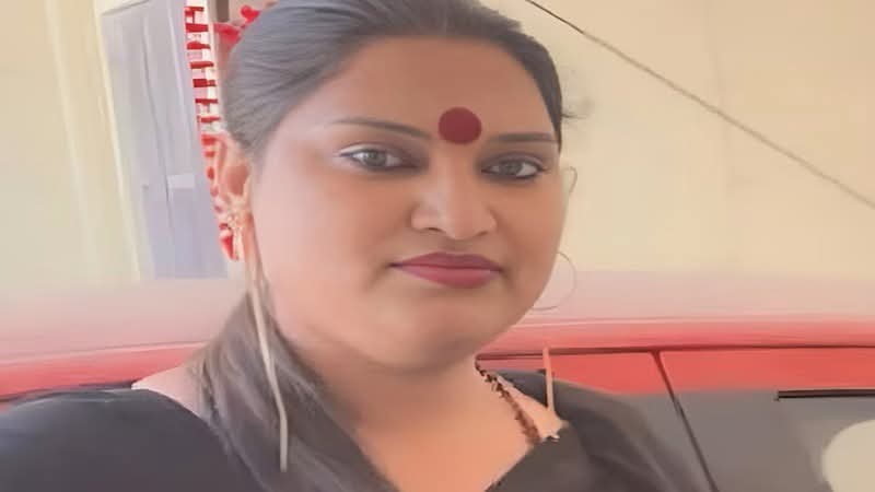 ‘नेहा’ बनकर 20 साल से लोगों से वसूली कर रहा था ‘मोहम्मद अब्दुल’ 

बांग्लादेशी घुसपैठिए ने भोपाल में बनवा लिया आधार-वोटर आईडी कार्ड!

अब डिपोर्ट करने की हो रही तैयारी।
Kisi ko kuch nhi dena