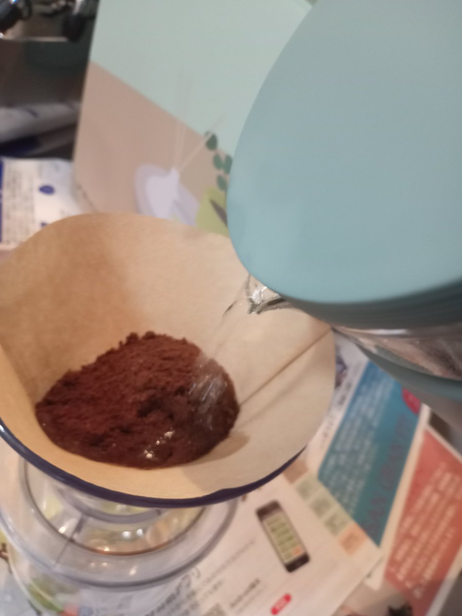 だいぶ荷解きが進んでスペースが確保できて来たので、コーヒー入れて飲む〜🎵
２週間ファミマのレギュラーコーヒーでなんとかしてた。新居で１回目は送別で頂いた椿屋〜🎵