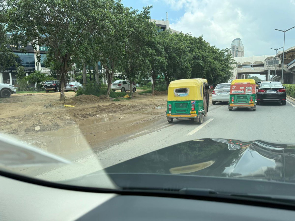 IndySarker's tweet image. This is DLF #Gurgaon Golf Course Road as of 19 July 2025. This road has been dug up (for months!) and a regular source for traffic jams and filth. This is the stretch that also gets flooded with 10 mins of rainfall. When is Gurgaon going to get its act together?
@DC_Gurugram…