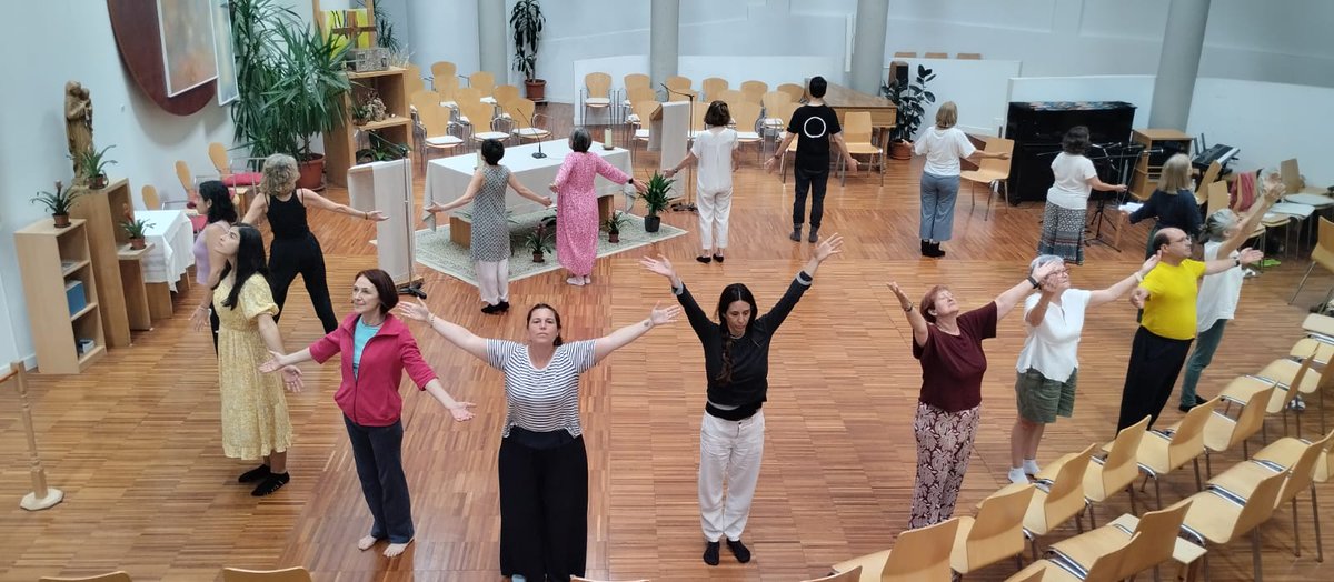 UNIMISTICA's tweet photo. Este mes hemos vivido una experiencia única en el #CITeS: 17 personas se han sumergido en la #EscuelaDeDanzaContemplativa con María Victoria Hernández. Un espacio de cuerpo, silencio y conexión espiritual que invita a la oración a través del movimiento. 🙏🕊️ #danza #contemplación https://t.co/mKMcUCmt1r