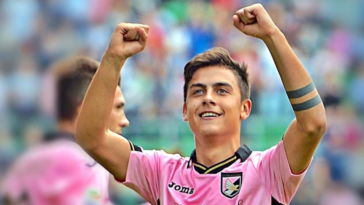 ZZiliani's tweet image. Se a voi sembra normale che la Juventus abbia comprato Conceiçao spendendo più dei soldi spesi dieci anni fa per acquistare Dybala
Per l'argentino che nel Palermo a 21 anni aveva realizzato 13 gol e 9 assist Madama investì 40 milioni; per il portoghese che a 22 nella Juve ha…