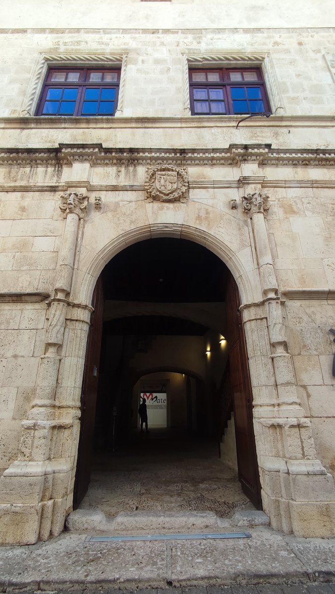 softcatala's tweet image. Enguany l'Ajuntament de Sant Mateu ens ha oferit un espai per a dur a terme les sessions de treball, el Palau del Marqués de Villores.
Quin goig estar en un edifici tan bonic parlant de llengua i tecnologia 😍.
Gràcies per oferir-nos esta opció 🫶.
#TrobadaPencaires #SantMateu