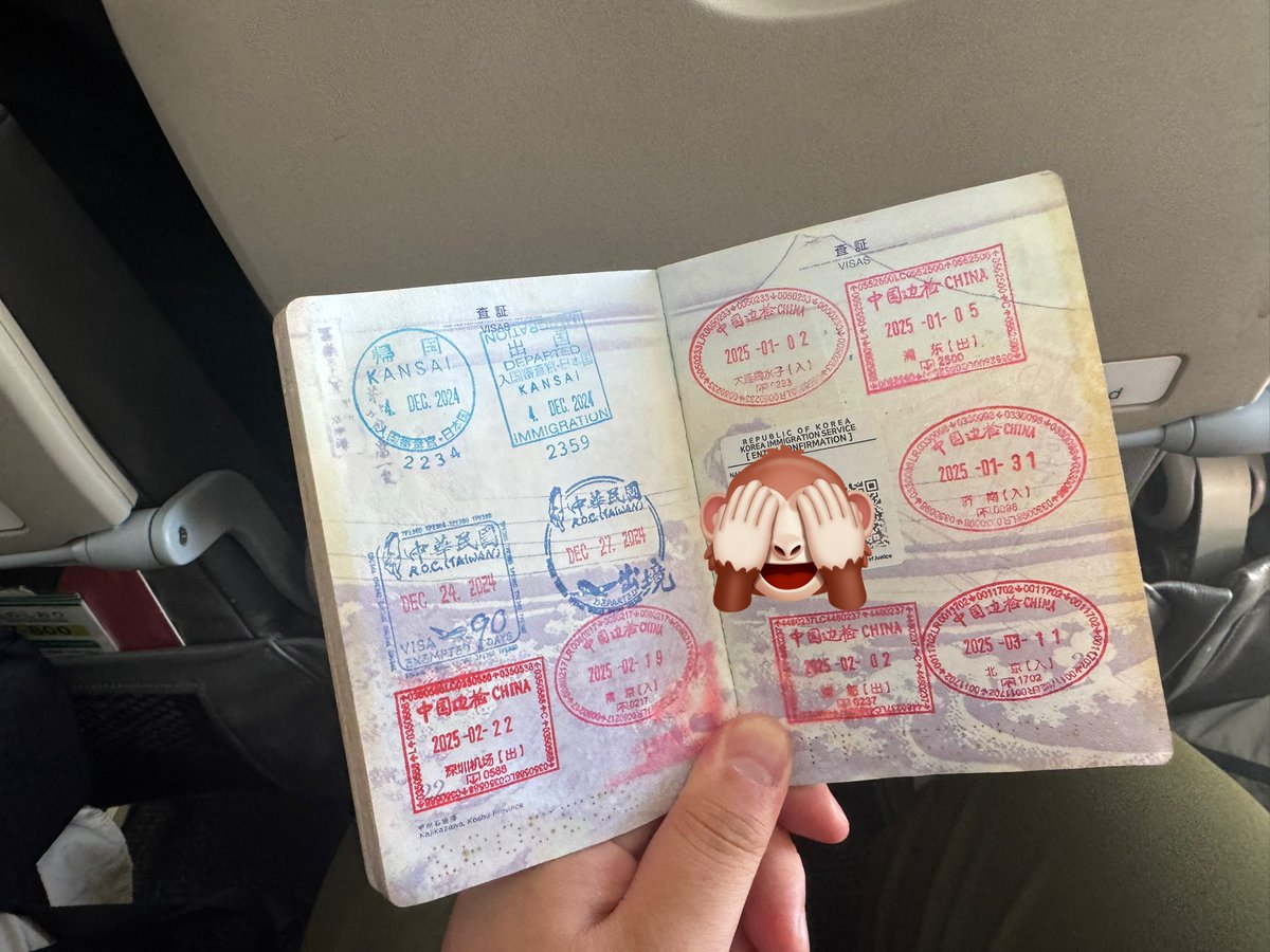 285taina's tweet image. 北朝鮮迂回のためにめっちゃ時間かけて帰ってきました。
今回は選挙のために帰国したと言っても過言ではありません。
飛行機の中暇だったから、パスポートめくったけどこのページ密すぎる笑
あと、機内民度悪すぎてびっくり。みんなスピーカーで音楽再生してるし、、、