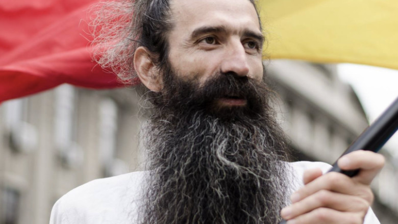 Piticigratis's tweet image. Tot soiul de imbecili și ticăloși au scos vioara mică de la naftalină să cânte un cântec de jale pentru stegarul dac.
Vai săracul, e doar un protestatar inofensiv. Un patriot hărțuit de sistem care n-a făcut NIMIC RĂU!
Nu e.
Nu e protestatar. Că nu protestează. Nu cere nimic…