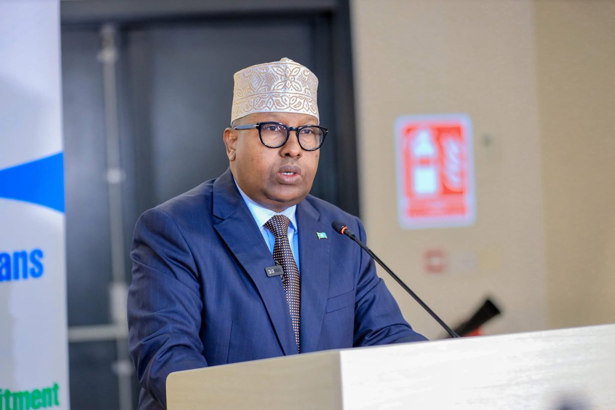 Abdijaliilsamow's tweet image. #Update: Somalia’s Minister of Defence, Ahmed Moallim Fiqi, reportedly walked away from questions posed by the media regarding an illegal weapons shipment intercepted yesterday afternoon by Puntland’s Maritime Forces.
Meanwhile, President Hassan Sheikh Mohamud has returned to…