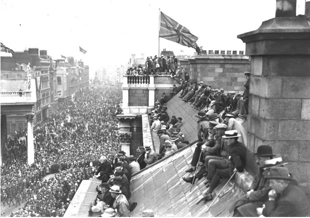 irelandbattles's tweet image. #OnThisDay 1919 Peace Day Parade took place in Dublin. 20,000 soldiers marched from Dame St to Stephen's Green celebrating the end of The Great War. Thousands came to celebrate. The mood changed that night when 2 soldiers were attacked & a DMP man shot.
#Ireland #History #WW1